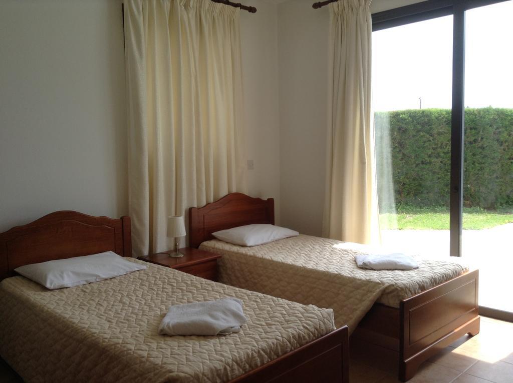 Aura Holiday Villas Paphos Rom bilde